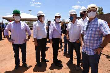 Governador visita obra de hospital que irá beneficiar 500 mil pessoas de 60 municípios