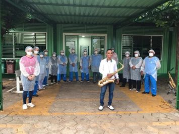 Saxofonista faz apresentação no Hospital Regional Justino Luz