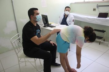 HGV realiza consultas em crianças e adolescentes com deformidades na coluna