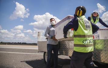 Lote com 56.500 dos da vacina AstraZeneca chega ao Piauí