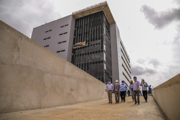 Secretário Florentino neto Acompanha Governador Wellington Dias em visita as obras da Nova Maternidade de Referência do Piauí