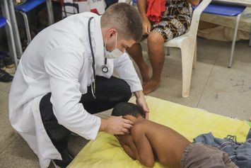 Sesapi realiza testagem e atendimento médico com famílias desabrigadas em Teresina