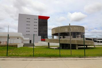 Governador acompanha fase final de obras da nova maternidade de Teresina