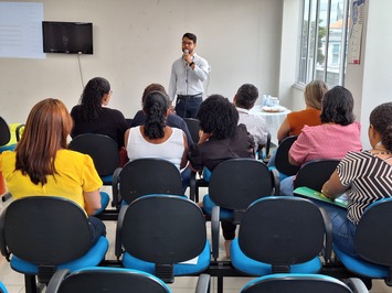 Colaboradores da Farmácia do Povo recebem treinamento de qualificação de atendimento ao público 