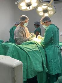 Hospital Justino Luz realiza cirurgia de alta complexidade para estabilização de coluna