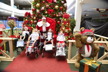 Crianças em tratamento da AME no Hospital Infantil visitam Papai Noel