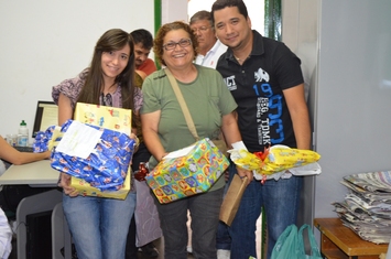 Servidores da Sesapi reúnem presentes para o projeto Papai Noel dos Correios