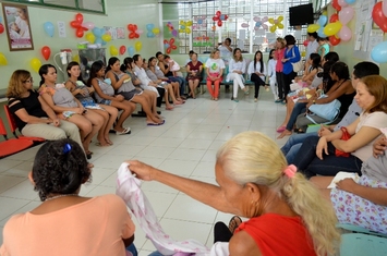 Maternidade reúne mães em atividade sobre a amamentação