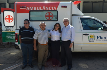 Saúde entrega ambulância e equipamentos a Pedro II