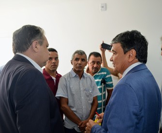 Governador autoriza entrega academias ao ar livre e equipamentos para o hospital em Corrente