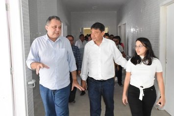 Governador Wellington Dias visita obra do Centro de Reabilitação de Parnaíba