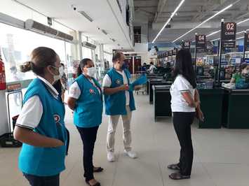 CEREST de Parnaíba orienta trabalhadores em supermercados